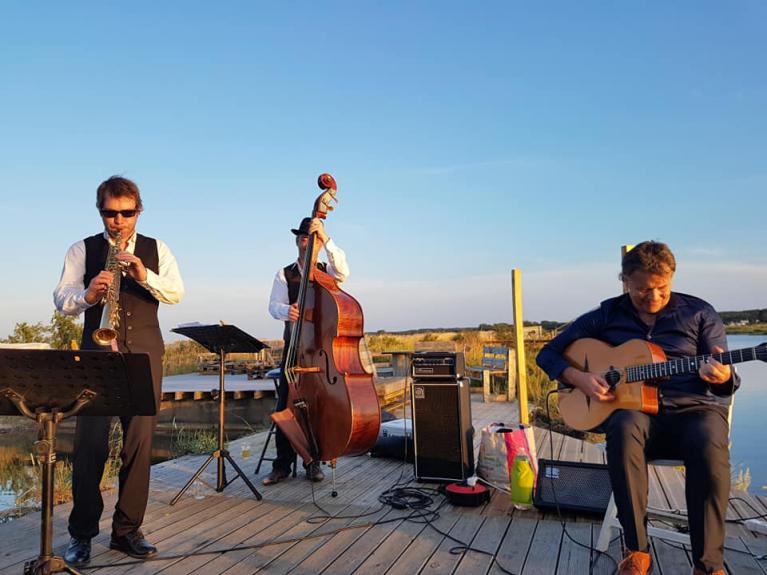 Mercredi 03 juillet 2019, nous étions en formule Trio en bord de mer au restaurant LA CABANE à Brem-sur-Mer (85), pour l'animation musicale d'un repas d'anniversaire !