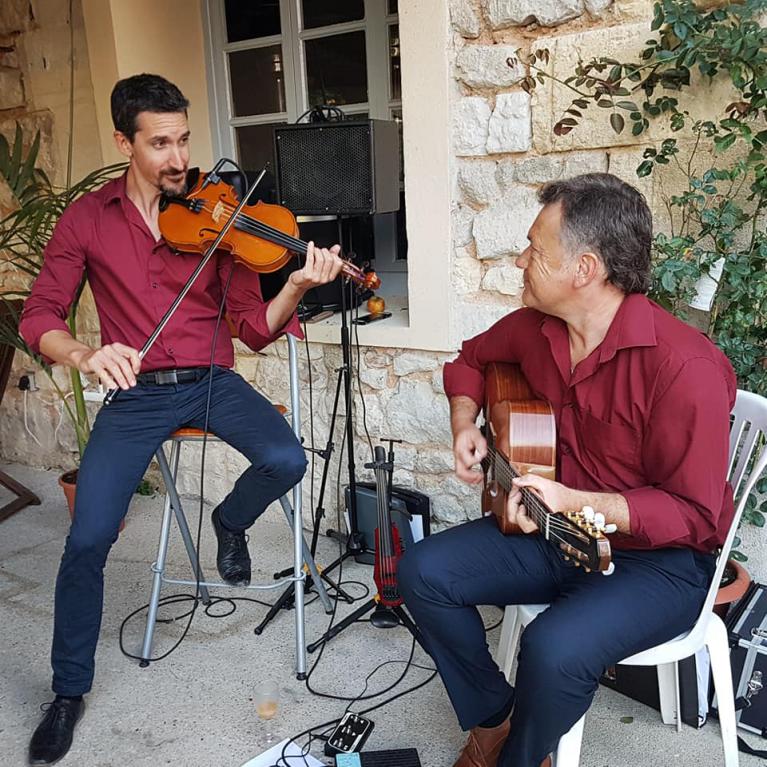 Jeudi 15 août 2019, nous étions en formule Duo (Violon &#38; Guitare) pour un concert privé chez l'habitant à La Roche Chalais (24) !