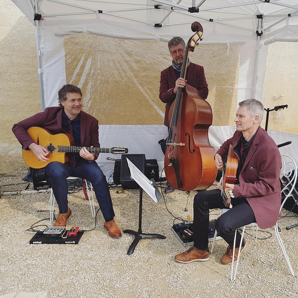 Samedi 18 mai 2019, nous étions en formule Trio (2 Guitares + Contrebasse) au Château de la Chevallerie à Ste-Gemme-la-Plaine (85) pour l'animation d'un cocktail de mariage !