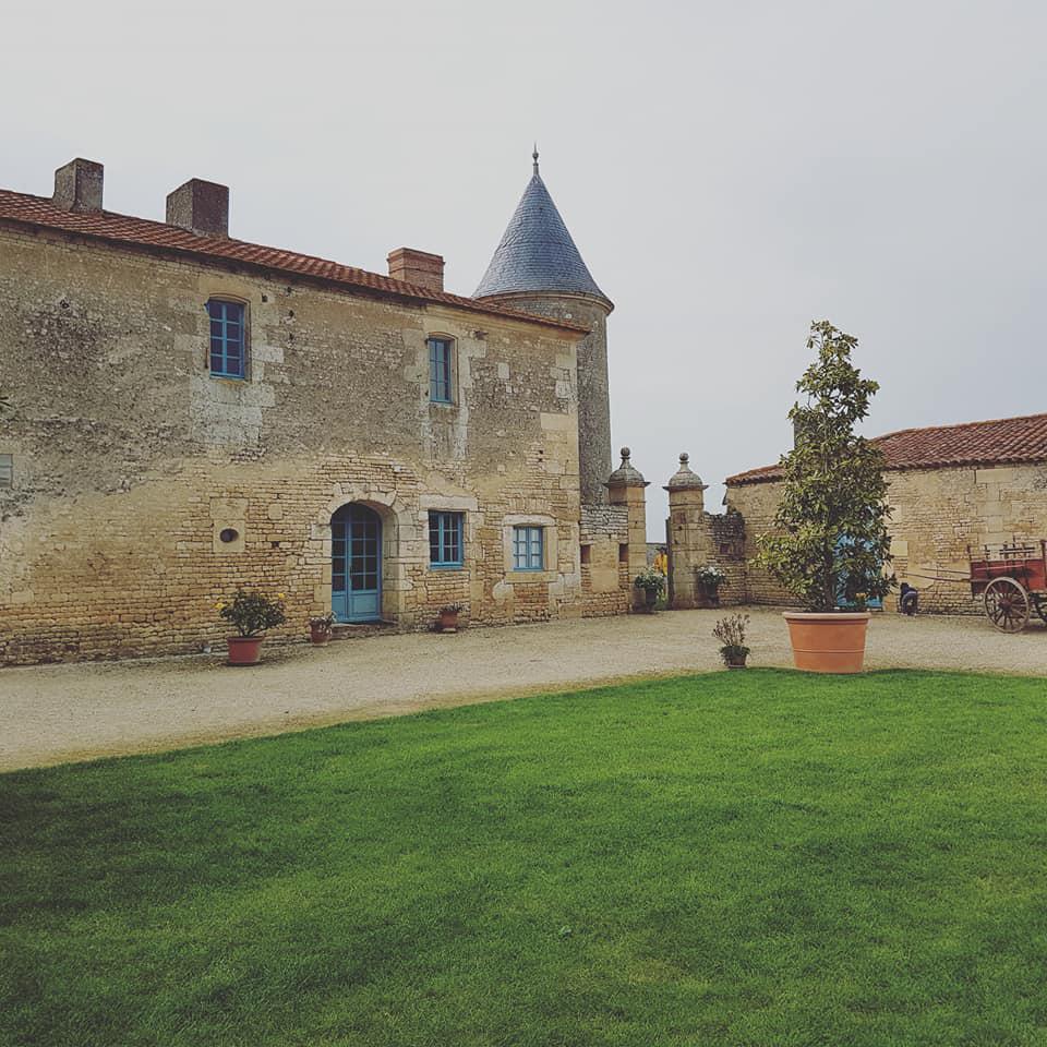 Samedi 18 mai 2019, nous étions en formule Trio (2 Guitares + Contrebasse) au Château de la Chevallerie à Ste-Gemme-la-Plaine (85) pour l'animation d'un cocktail de mariage !