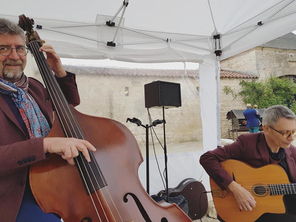 Samedi 18 mai 2019, nous étions en formule Trio (2 Guitares + Contrebasse) au Château de la Chevallerie à Ste-Gemme-la-Plaine (85) pour l'animation d'un cocktail de mariage !