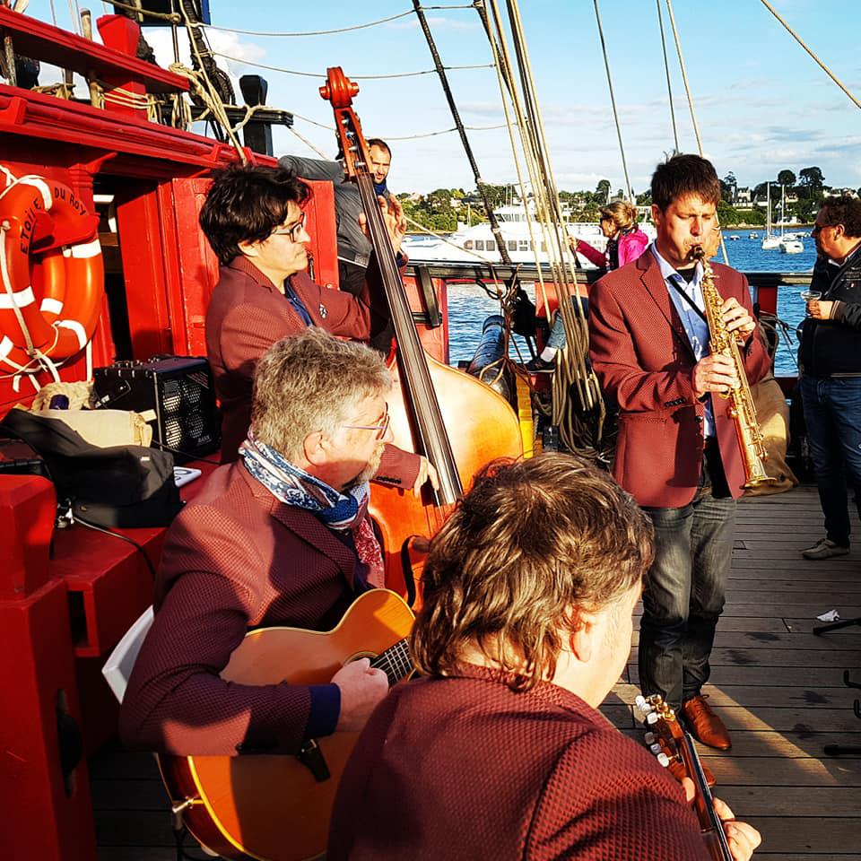 Mardi 28 mai 2019, nous étions en formule Quartet à bord de L'Etoile du Roy sur le Golfe du Morbihan (56), dans le cadre d'un après-midi croisière/musique/cocktail pour l'entreprise OMNI RAISE !