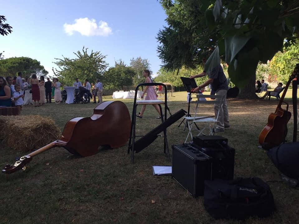 Samedi 10 août 2019, Samovar Swing Duo était en formule Guitare &#38; Contrebasse au Château de Théon à Cozes (17), pour l'animation d'un cocktail de mariage !