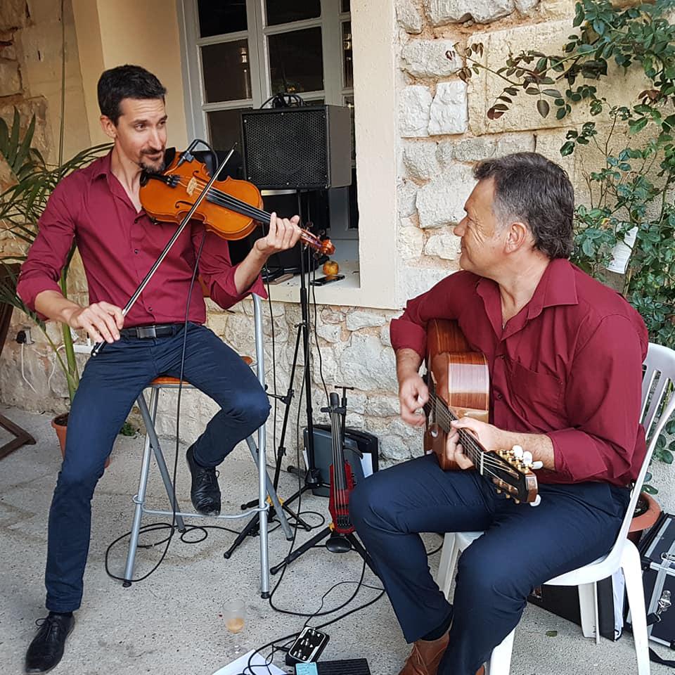 Jeudi 15 août 2019, nous étions en formule Duo, Violon &#38; Guitare, pour un concert privé chez l'habitant à La Roche Chalais (24) !