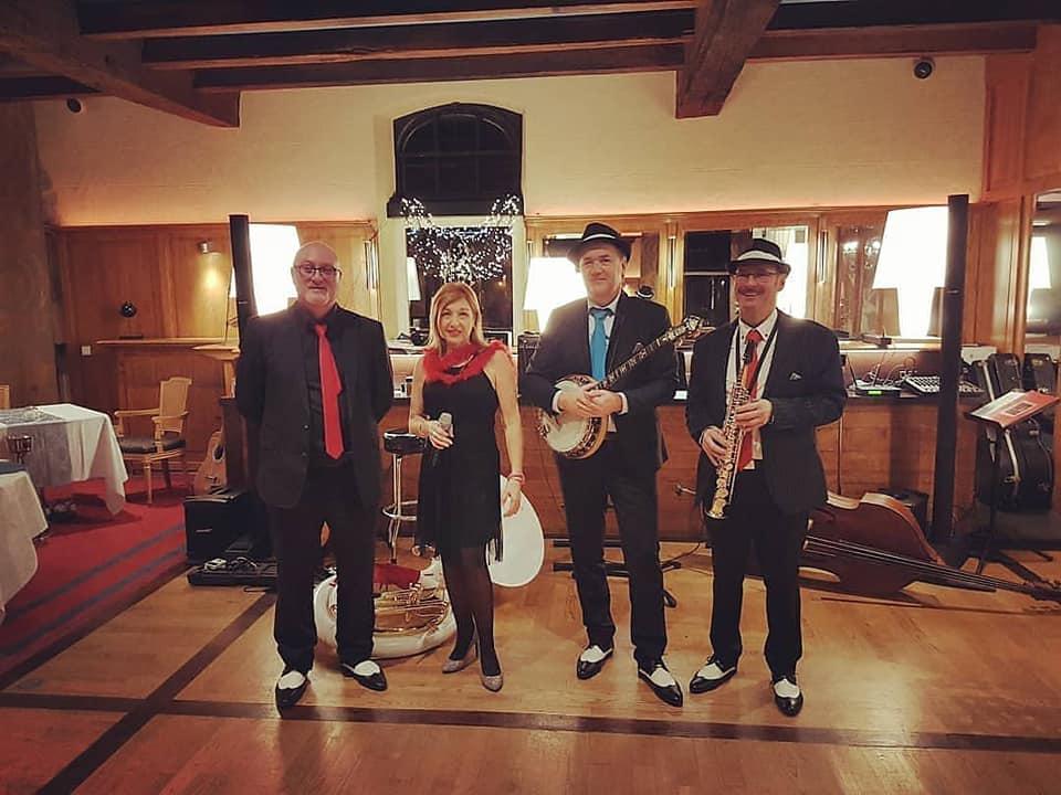 SAMOVAR SWING TRIO vous souhaite une très bonne année 2020 !!! Nous avons terminé l'année 2019 au Domaine de la Bretesche à Missillac (44), pour l'animation du réveillon de la Saint-Sylvestre (en collaboration avec 2 autres groupes) !