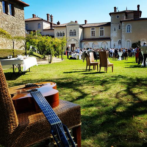 En formule Trio (2 Guitares et Contrebasse) au Domaine de la Corbe à Bournezeau (85), le samedi 29 septembre 2018 pour le mariage d'Anne-Lise et Romain.