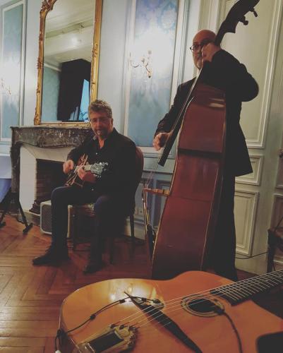 En formule Trio (2 Guitares et Contrebasse) au Château de la Vérie à Challans (85), le samedi 06 octobre 2018 pour le mariage de Jun et David.