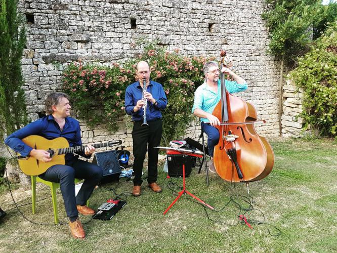 Samedi 06 juillet 2019, nous étions en formule Trio à Pailléroux, Villefagnan (16) pour l'animation du cocktail de mariage de Marion et Etienne !