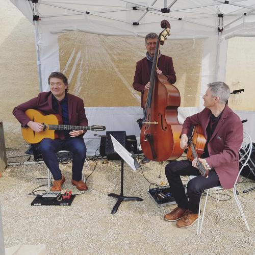 Samedi 18 mai 2019, nous étions en formule Trio (2 Guitares + Contrebasse) au Château de la Chevallerie à Ste-Gemme-la-Plaine (85) pour l'animation d'un cocktail de mariage !