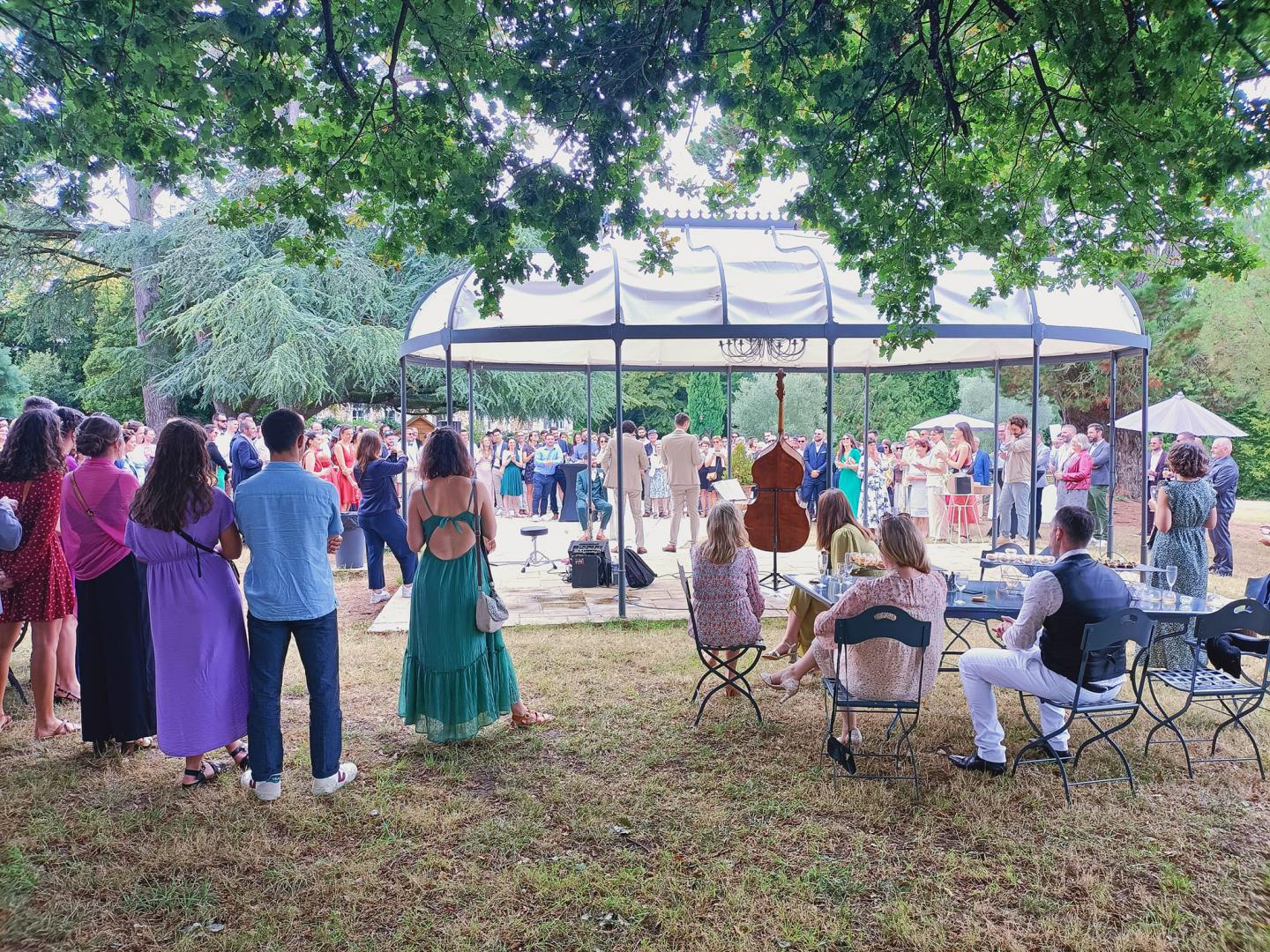 Samedi 29 juillet 2023, SAMOVAR SWING TRIO était au domaine de l'Etablière à Sainte-Foy (85), pour l’animation d’un cocktail de mariage  !