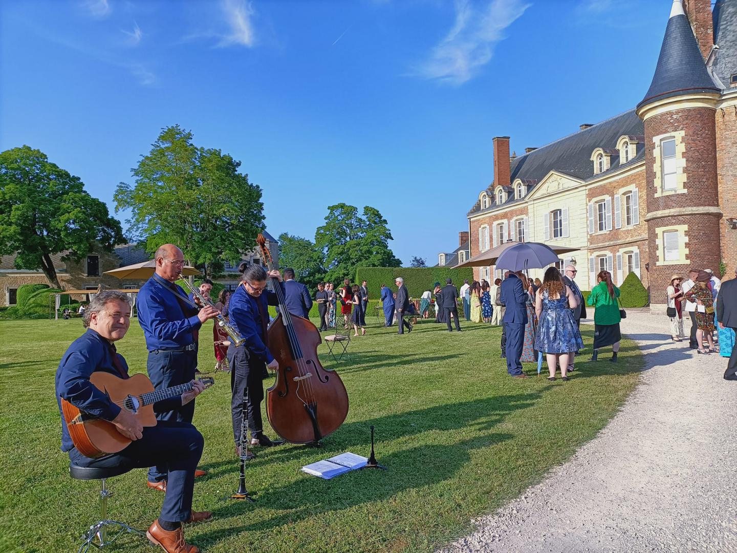 Samedi 27 mai 2023, SAMOVAR SWING TRIO était au Château de Montmirail (72), pour l'animation d'un cocktail de mariage  !