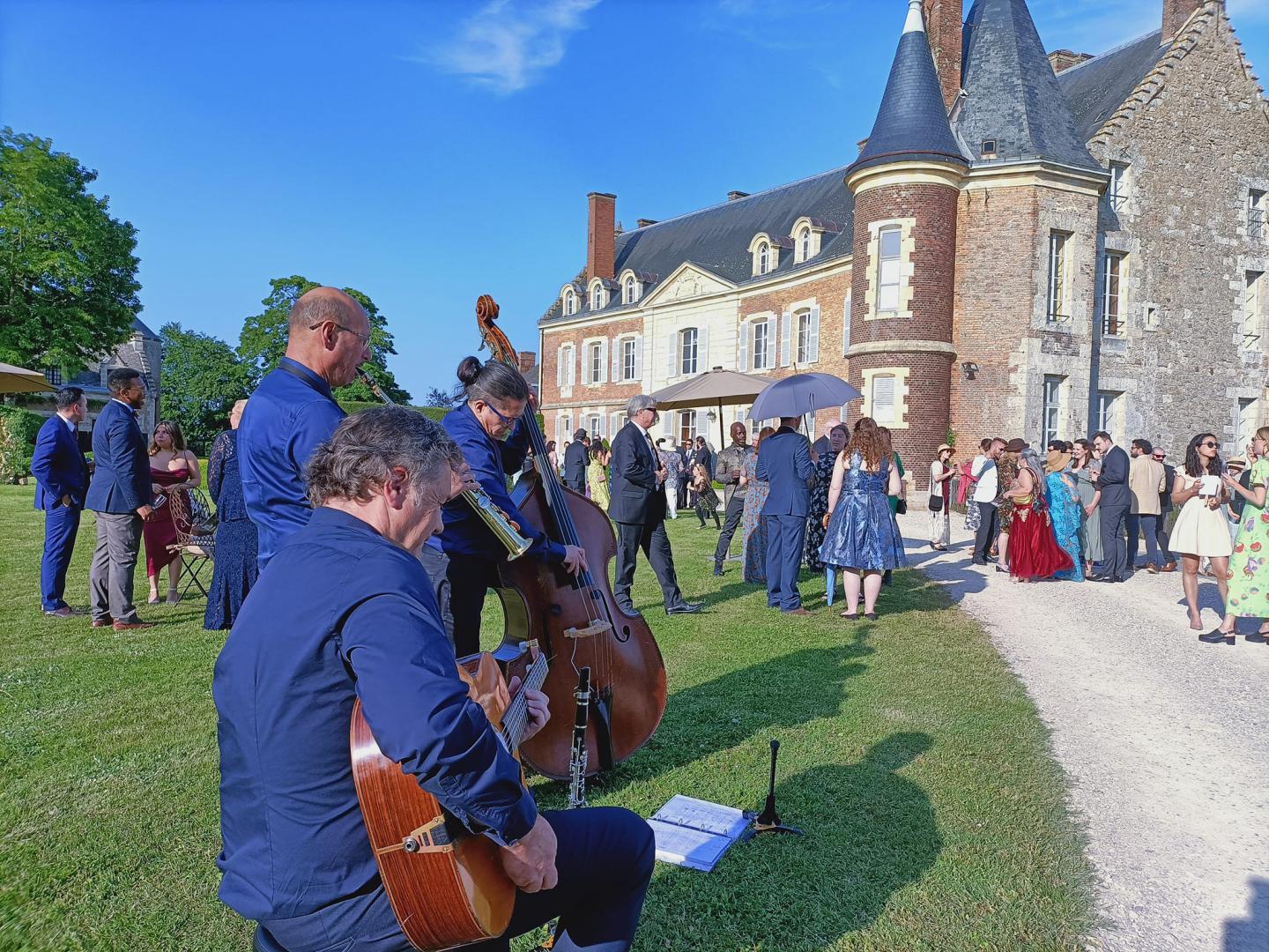 Samedi 27 mai 2023, SAMOVAR SWING TRIO était au Château de Montmirail (72), pour l'animation d'un cocktail de mariage  !