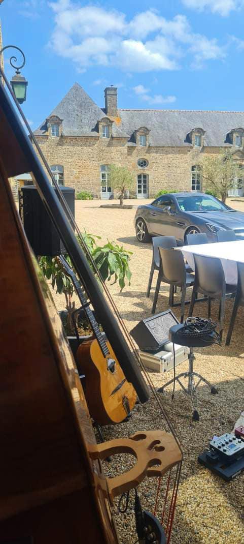 Samedi 03 juin 2023, SAMOVAR SWING TRIO était au Château du Bois-Guy à Parigné (35), pour l'animation du cocktail de mariage de Julia et Julien  !
