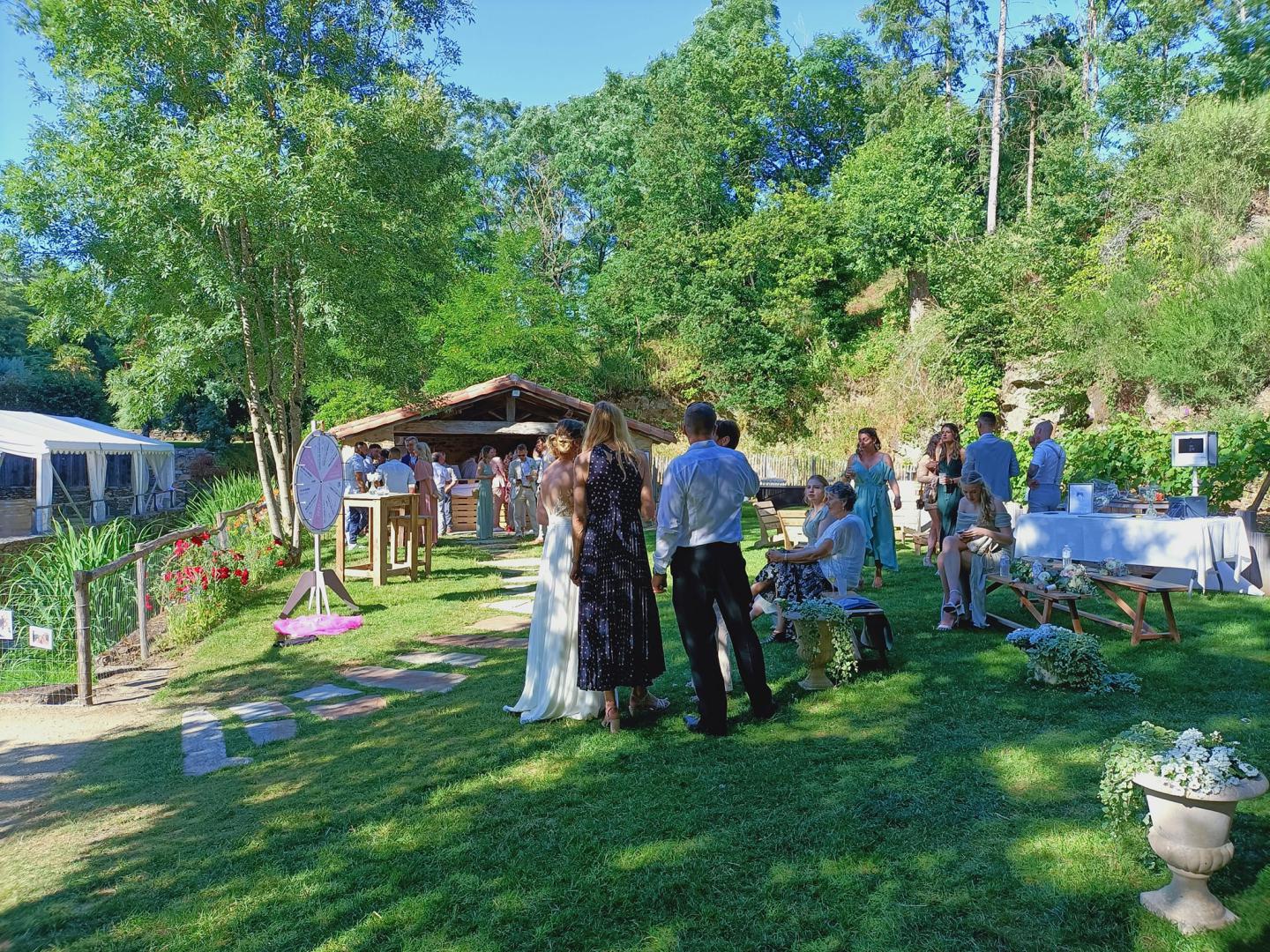Samedi 10 juin 2023, SAMOVAR SWING DUO était au Moulin de la Faubretière au Boupère (85), pour l’animation d’un cocktail de mariage  !